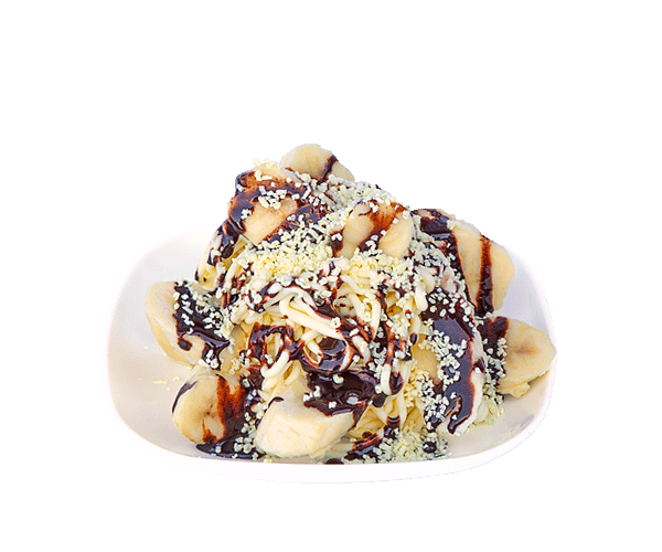 Bananen Spaghettieis: Schlagsahne, Vanilleeis, Schokosoße und weiße Schokoraspeln