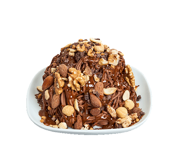 Spaghetti-Eis Noch-Nico: Schokoladeneis, Schlagsahne, Karamellsoße und verschiedene Nüsse