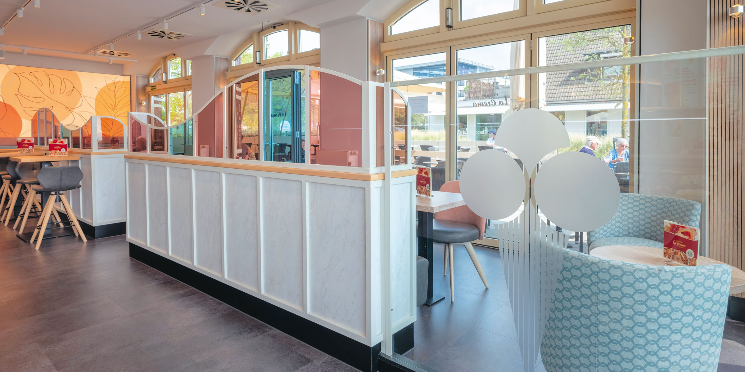 Inneneinrichtung mit gemütlichen Sitzplätzen im Eiscafé "La Crema"