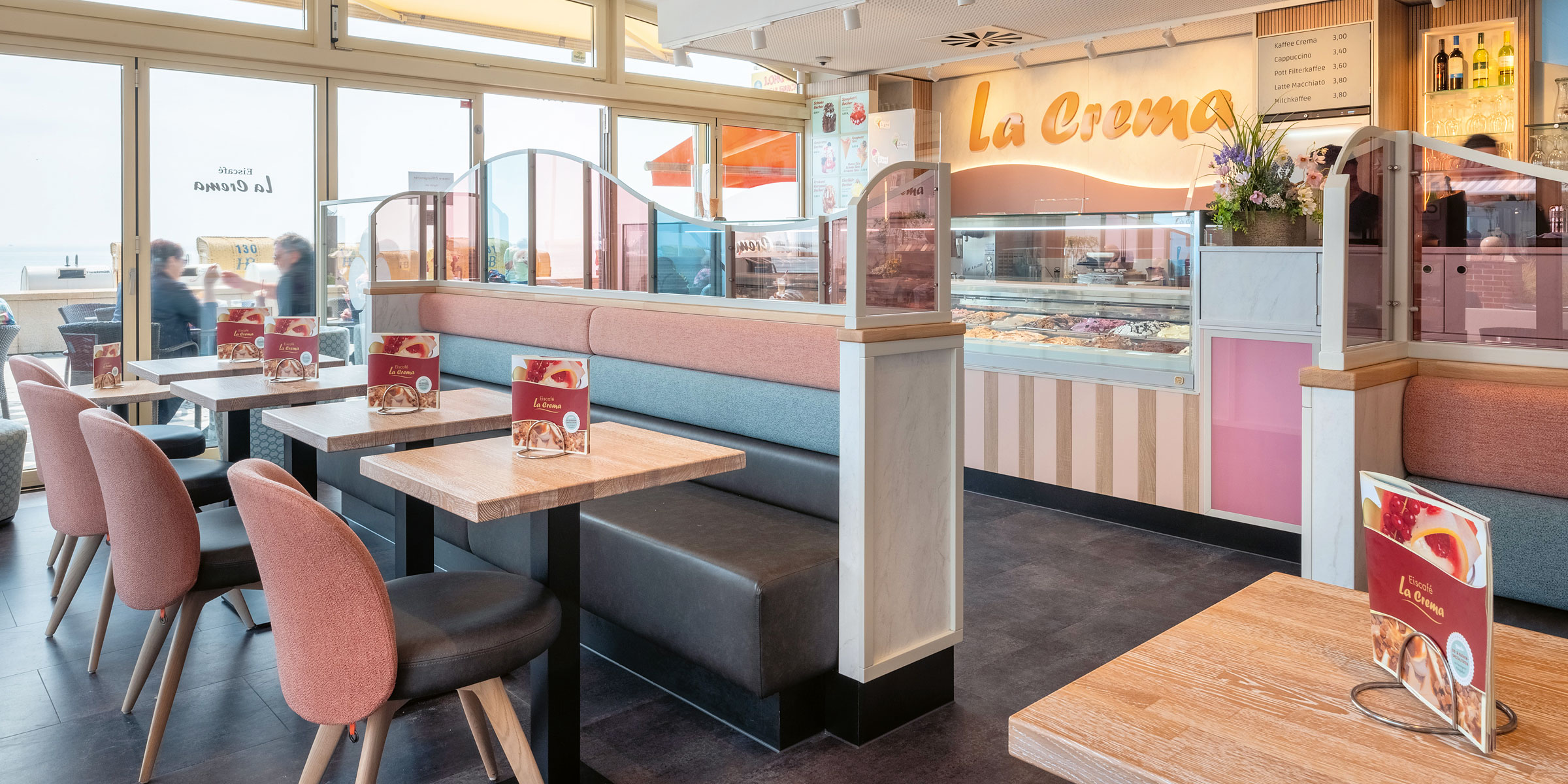 Innenplätze mit großer Fensterfront und Ostseeblick im Eiscafé "La Crema"