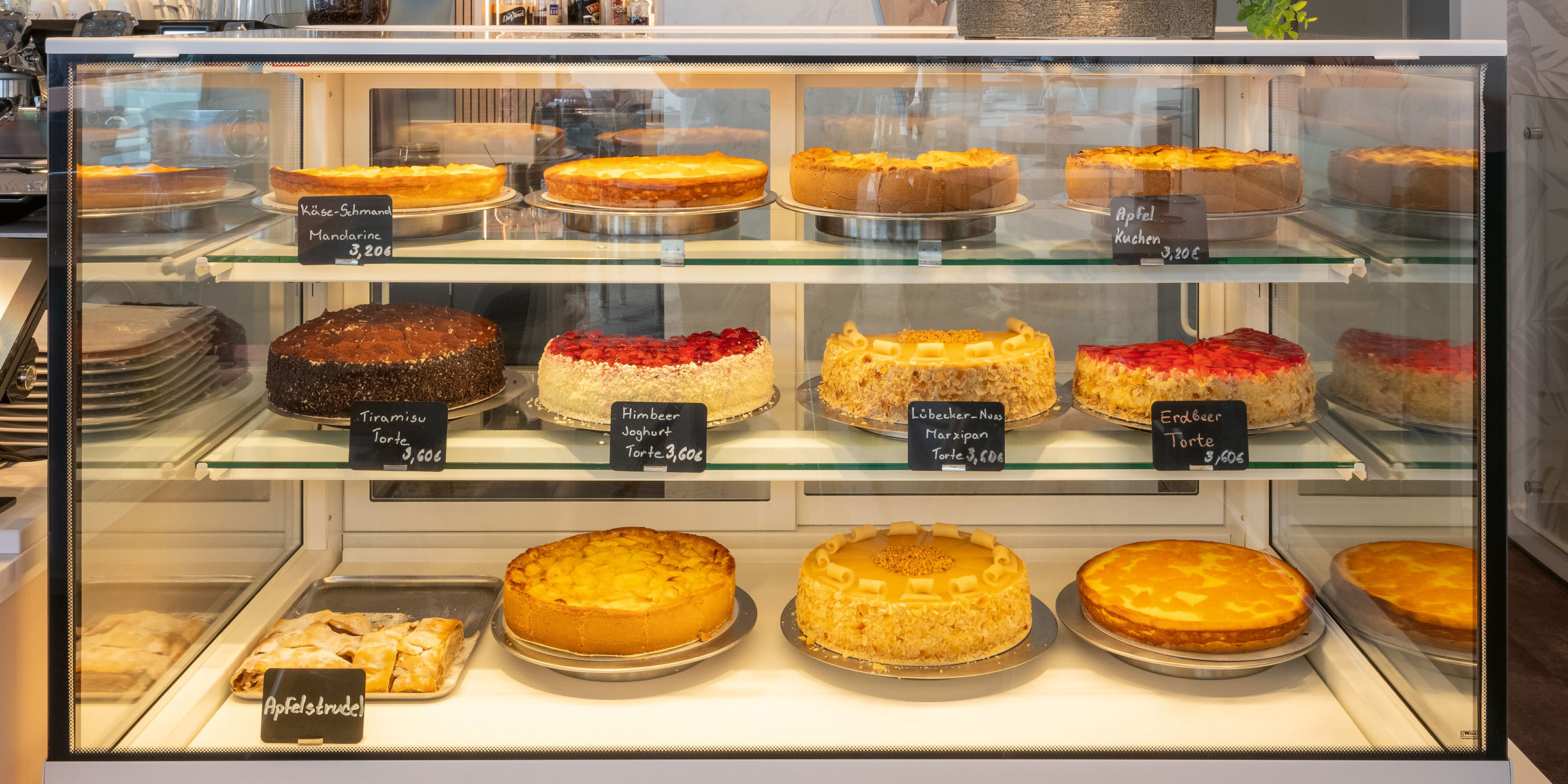 Vitrine mit frisch gebackenen Kuchen und Torten im Eiscafé "La Crema"